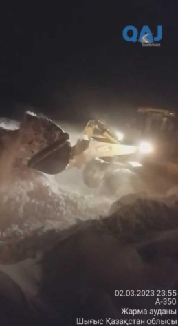 Снежные туннели высотой до 2-х метров: дорожники области Абай борются с последствиями непогоды
